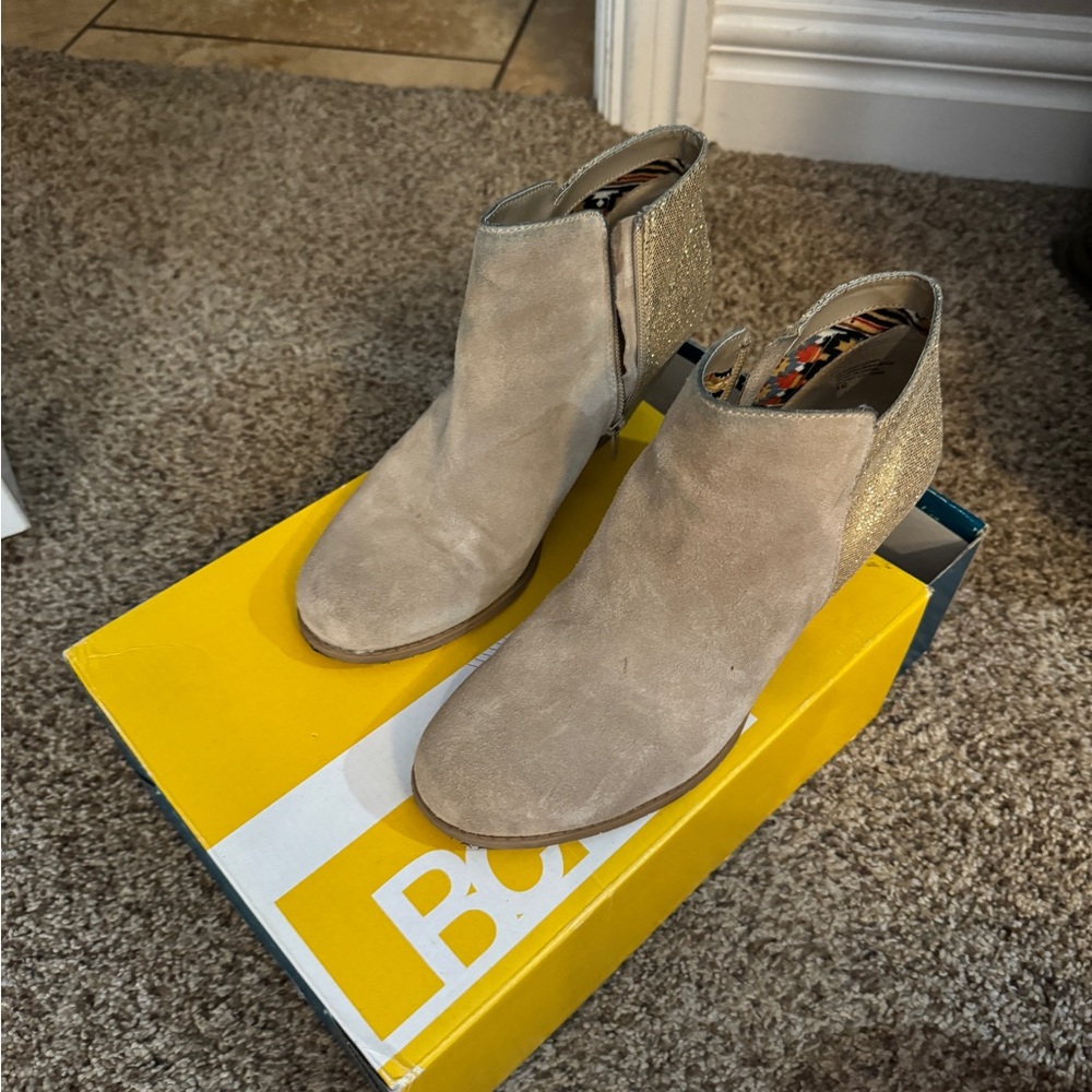 Sand suede boot w/gold glitter